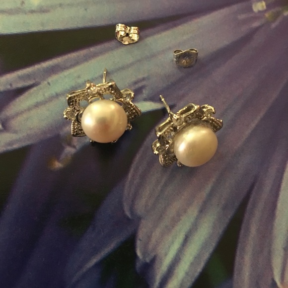 🔆SOLD🔆 Lot of Faux Pearls, Silver tone, and Gem decor pieces - Picture 2 of 6